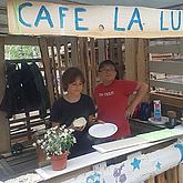 Hütte mit Schriftzug Cafe La Luna und zwei Jungen