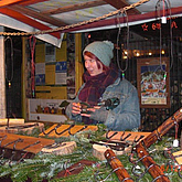 Frau hinter einem Weihnachtsmarktstand