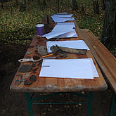 Archäologische Fundstücke und Papiere auf einem Tisch