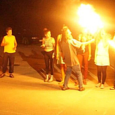 Jugendliche beim Feuerspucken bei Nacht
