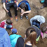 Kinder graben in einer Grube